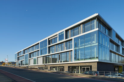 Fassade aus Aluminiumprofilen und Glas